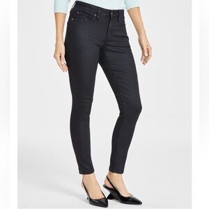 Black Skinny Jeans with Sleek Fit